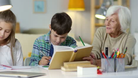 Niños-haciendo-la-tarea-con-ayuda-de-la-abuela