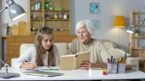 La-abuela-ayudar-a-niña-con-la-tarea