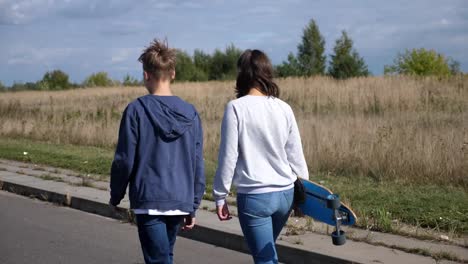 dos-adolescentes-caminando-por-la-calle