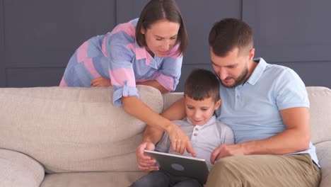 Young-happy-family-with-tablet