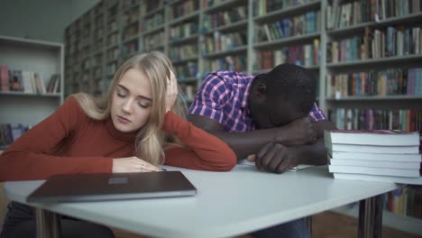 Americana-africano-hombres-y-Europea-mujeres-caer-dormido-en-la-biblioteca