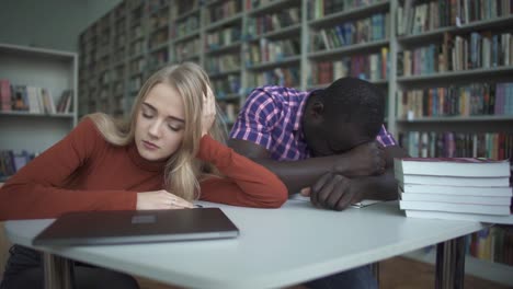 Afrikanische-amerikanische-Männer-und-europäischen-Frauen-einschlafen-in-der-Bibliothek