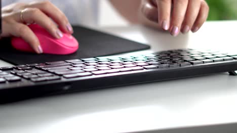 women's-hands-on-the-keyboard