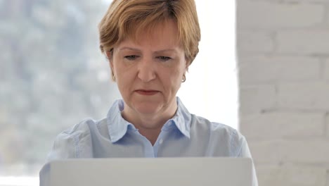 Daumen-runter-durch-alte-Frau-Blick-in-die-Kamera-bei-der-Arbeit