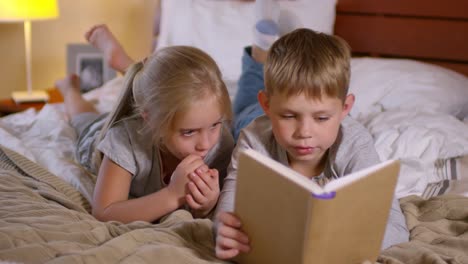 Kleinen-Bruder-und-Schwester-zusammen-ein-Märchen-lesen