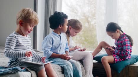 Kleine-Kinder-spielen-auf-Gadgets-zu-Hause