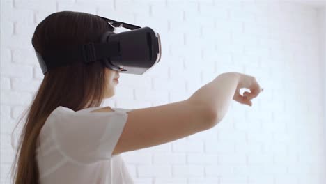 Mujer-joven-tocar-algo-utilizando-gafas-de-realidad-virtual-moderna,-4k