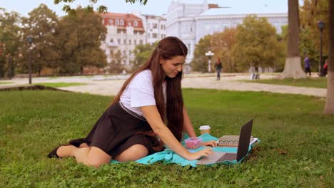 Schüler-beim-Mittagessen-im-park