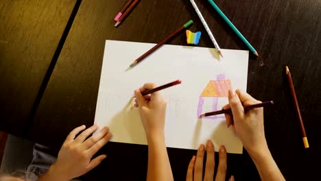 Woman-with-little-girl-drawing-on-paper