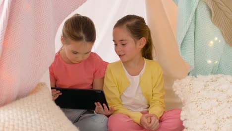 kleine-Mädchen-mit-Tablet-pc-im-Kindzelt-zu-Hause