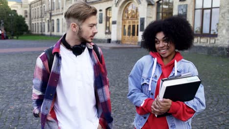 Zwei-Studenten-International-paar-zu-Fuß-auf-dem-College-Campus