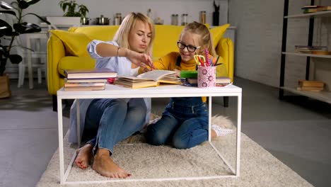 Madre-solícita,-ayudando-a-su-hija-con-la-tarea