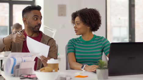 trabajadores-creativos-discutiendo-trabajos-en-oficina