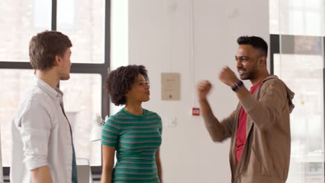 glücklich-Kreativteam-machen-hohe-fünf-im-Büro