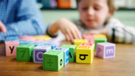 Padre-e-hijo-jugando-con-bloques-de-madera