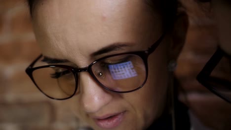 Woman-doctor-and-girl-Intern-discuss-a-patient's-diagnosis-depends-on-the-history-on-the-tablet.-Close-up-reflection-in-the-glasses.