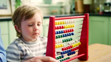 Vater-Sohn-der-Lehre-zählen-mit-Abacus