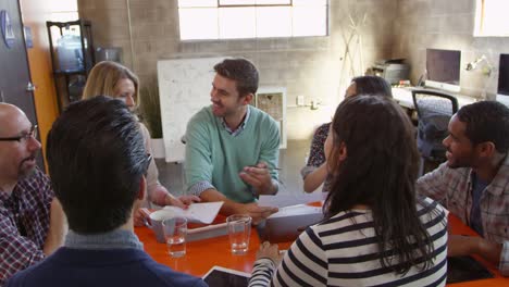 Die-Designer-haben-treffen-um-den-Tisch-im-Büro-Ball-R3D