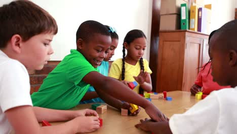 Alumnos-jugando-con-bloques-de-construcción-en-montaje-tipo-aula