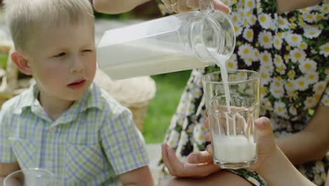 Verter-la-leche-en-un-vaso