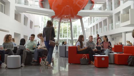 Estudiantes-socializando-en-el-lobby-de-una-Universidad,-ángulo-bajo