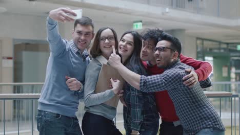 Grupo-de-jóvenes-estudiantes-multiétnicos-está-utilizando-un-equipo-tablet-PC-en-una-Universidad.