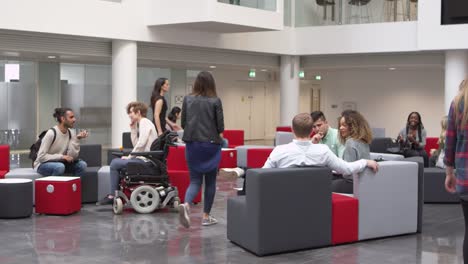 Vista-en-ángulo-bajo-de-los-estudiantes-en-un-área-de-lobby-de-la-Universidad-ocupada,-filmada-en-R3D