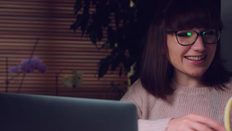 Foto-corporativa-de-4-K-de-una-mujer-de-negocios-trabajando-en-ordenador-tomar-plátano-feliz