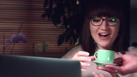 Foto-corporativa-de-4-K-de-una-mujer-de-negocios-trabajando-en-equipo-con-una-taza-de-café