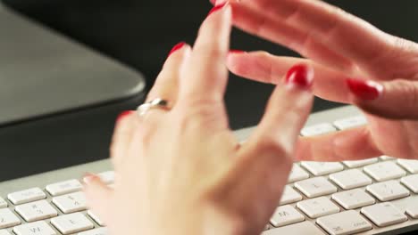 Mujer-escribiendo-en-un-teclado-y-haciendo-gestos