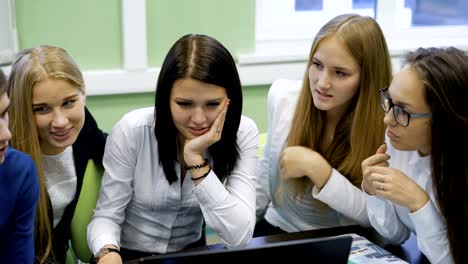 Estudiantes-sentados-frente-a-un-monitor-de-la-computadora-y-la-diversión