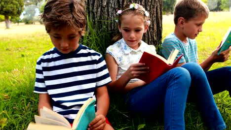 Kids-reading-books-in-park