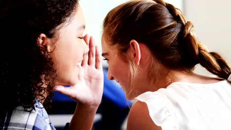 Studenten-während-des-Unterrichts-im-Klassenzimmer-Klatsch