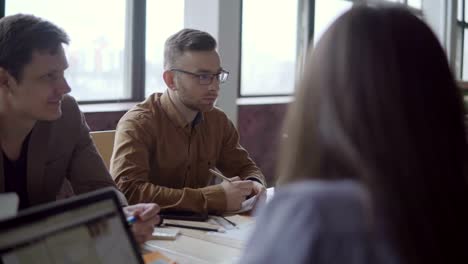 Jung-und-Perspektive-gemischt-Rennteam-diskutieren-neues-Projekt.-Kreative-Gruppe-von-Menschen,-die-an-Start-up-Idee