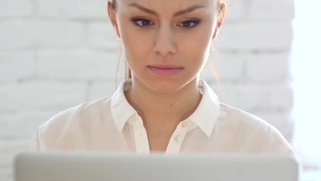 Frau-arbeitet-auf-Laptop,-Close-Up