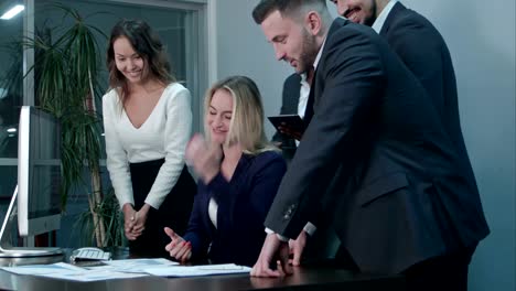 Business-people-clapping-celebrating-success-at-a-meeting-in-the-office