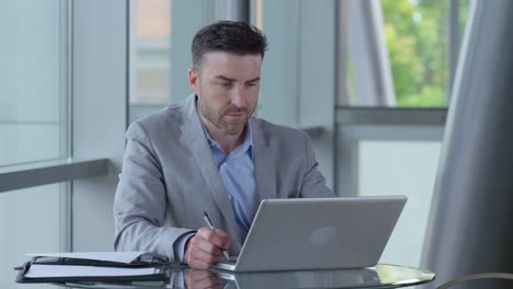 Businessman-using-computer