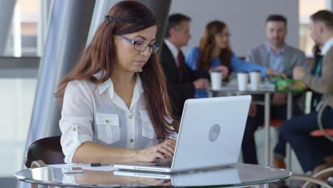 Hispanic-businesswoman-using-computer