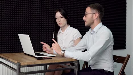 Business-people-discussing-in-office