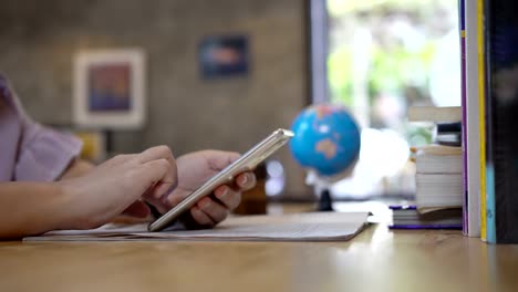 Geschäftsfrau-auf-Smartphone-am-Schreibtisch-arbeiten.