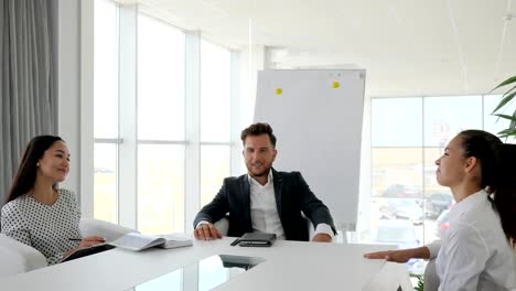 candidate-during-job-interview-into-large-company-in-white-and-spacious-office,-dialog-on-job-with-secretary-and-boss