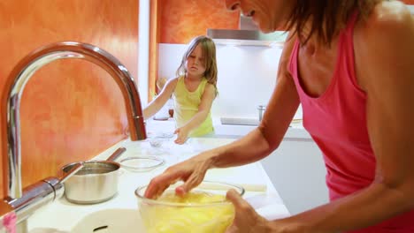 madre-y-niño,-cocinar-juntos