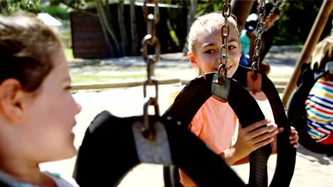 Schüler-auf-Spielplatz