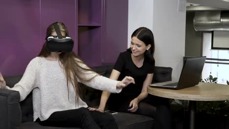 Frau-testet-neue-virtual-Reality-Helm