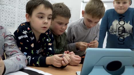 Group-of-elementary-school-children-in-classroom-at-lesson