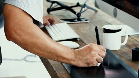 close-up-at-male-hand-writing-with-electronics-pen-tablet