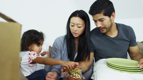 Asiatische-chinesische-Familienglück-umgeben-nach-Hause-Umzugskartons