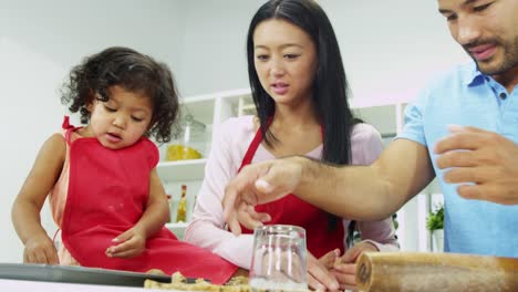 Ethnische-Pre-School-Mädchen-Eltern-Backen-Küche-zu-Hause