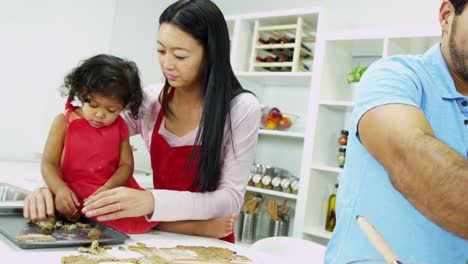 Ethnische-Eltern-Tochter-Backen-Spaß-zusammen-Küche