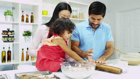 Asiatisch-Chinesisch-Eltern-Tochter-Backen-Küche-zu-Hause